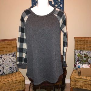 12PM by Mon Ami S Plaid & Gray Long Sleeve Top